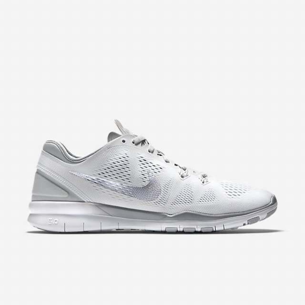 NIKE FREE TR FIT 5 SIZE 7.5